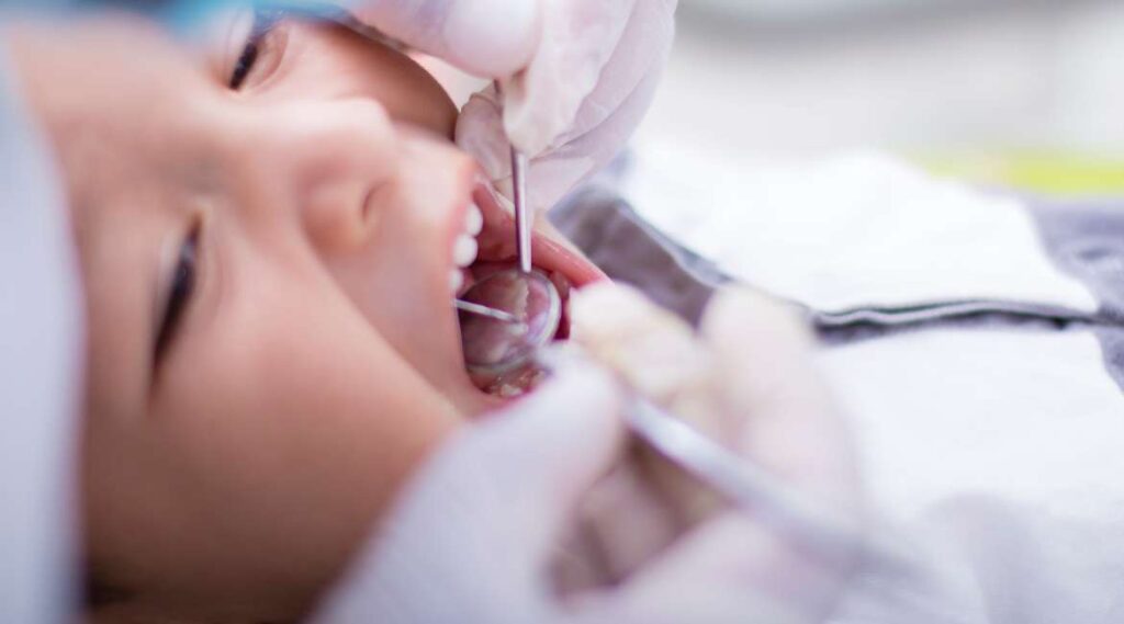 Niño visita al dentista