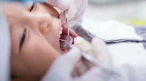 Niño visita al dentista